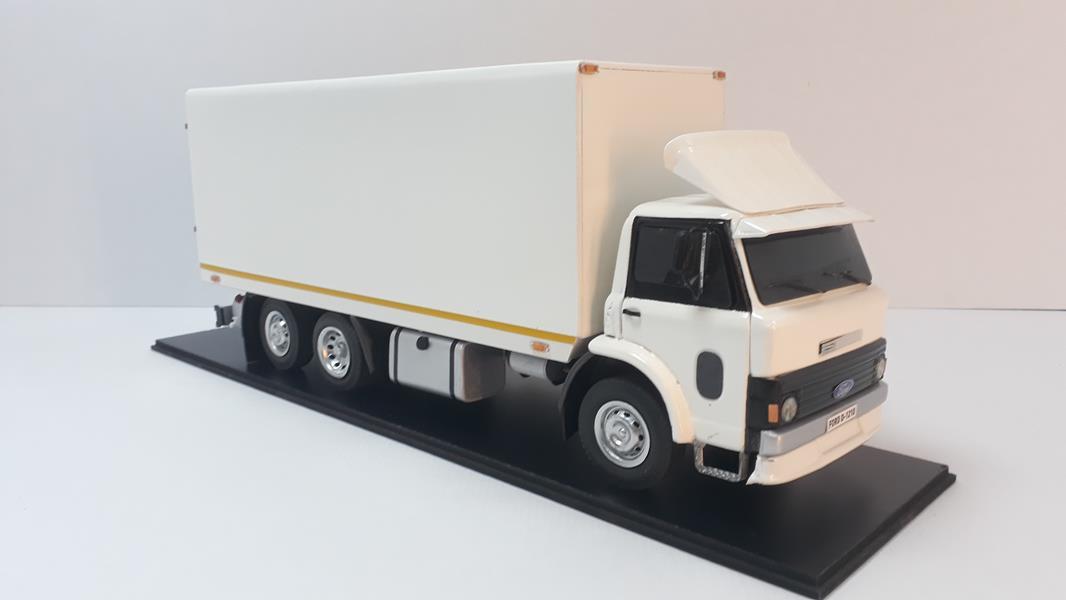 MAKET BOY:47-YÜKSEKLİK:19 CM 1:18 ÖLÇÜ FORD D-1210 KAPALI KASA KAMYON SİYAH PANJUR