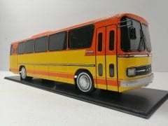 MAKET BOY:60-YÜKSEKLİK:17 CM 1:18 ÖLÇÜ MERCEDES OTOMARSAN O-302 TURUNCU KIRMIZI KUŞAKLI