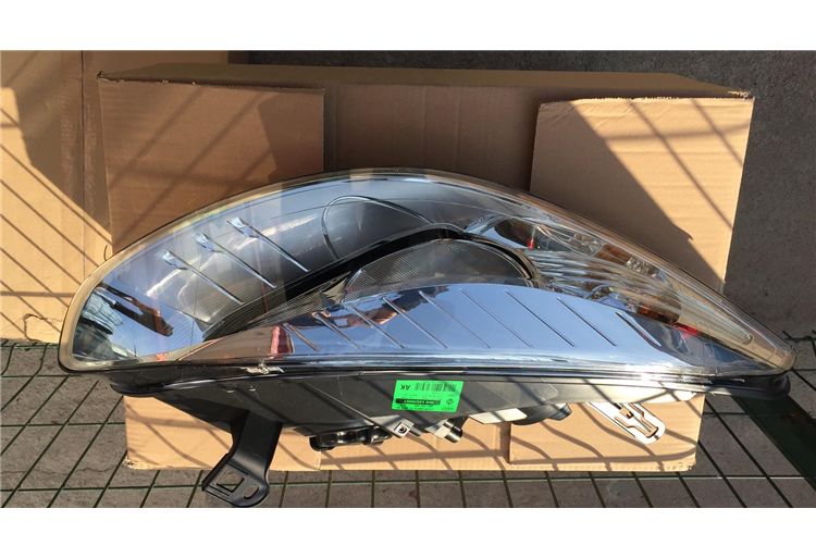 SAĞ FAR FLUENCE 09-12 ESKİ KASA