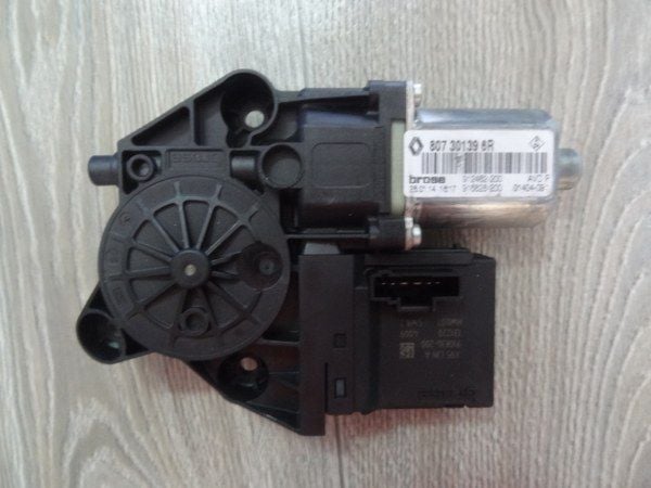 SAĞ ÖN CAM KRİKOSU MOTORU MEGANE 3